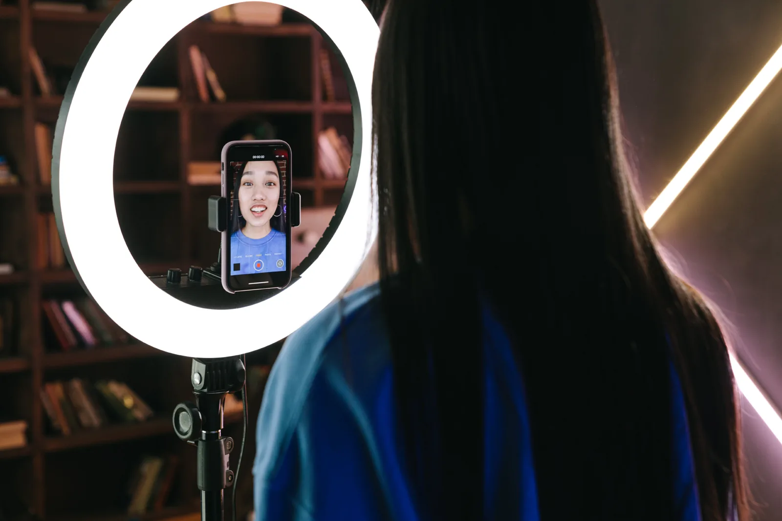 A platform for creating content and voiceovers using AI has appeared in Kazakhstan.
