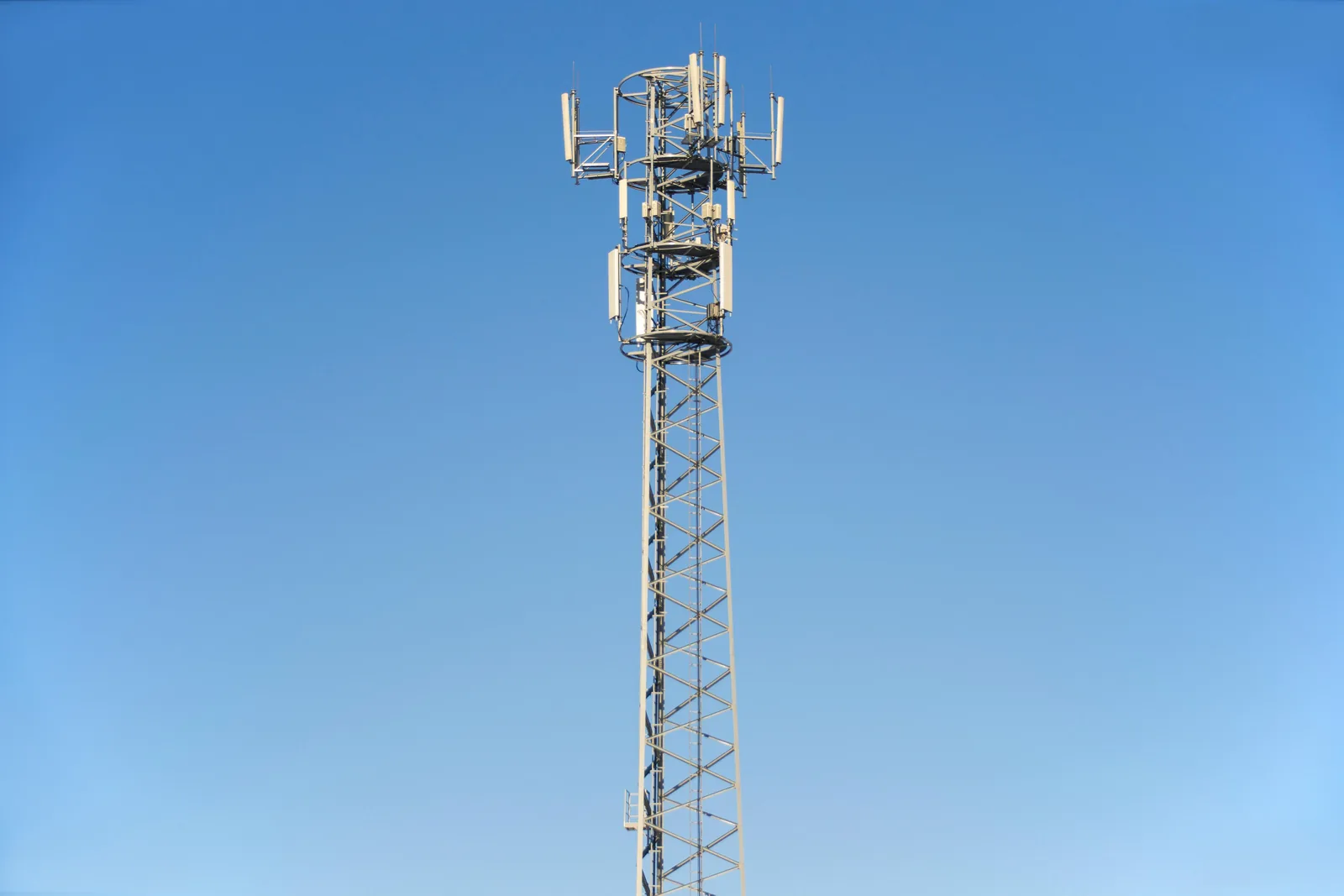Beeline, Tele2 и Kcell расширяют интернет-доступ в Казахстане