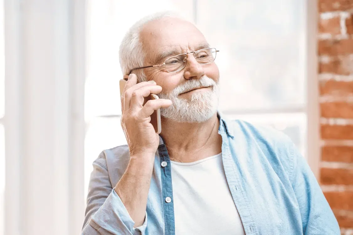 How to choose a smartphone for elderly people: convenience, simplicity, and reliability