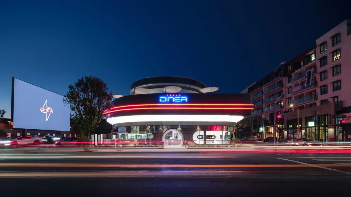 Tesla открыла Tesla Diner — уникальное кафе с зарядными станциями в Лос-Анджелесе
