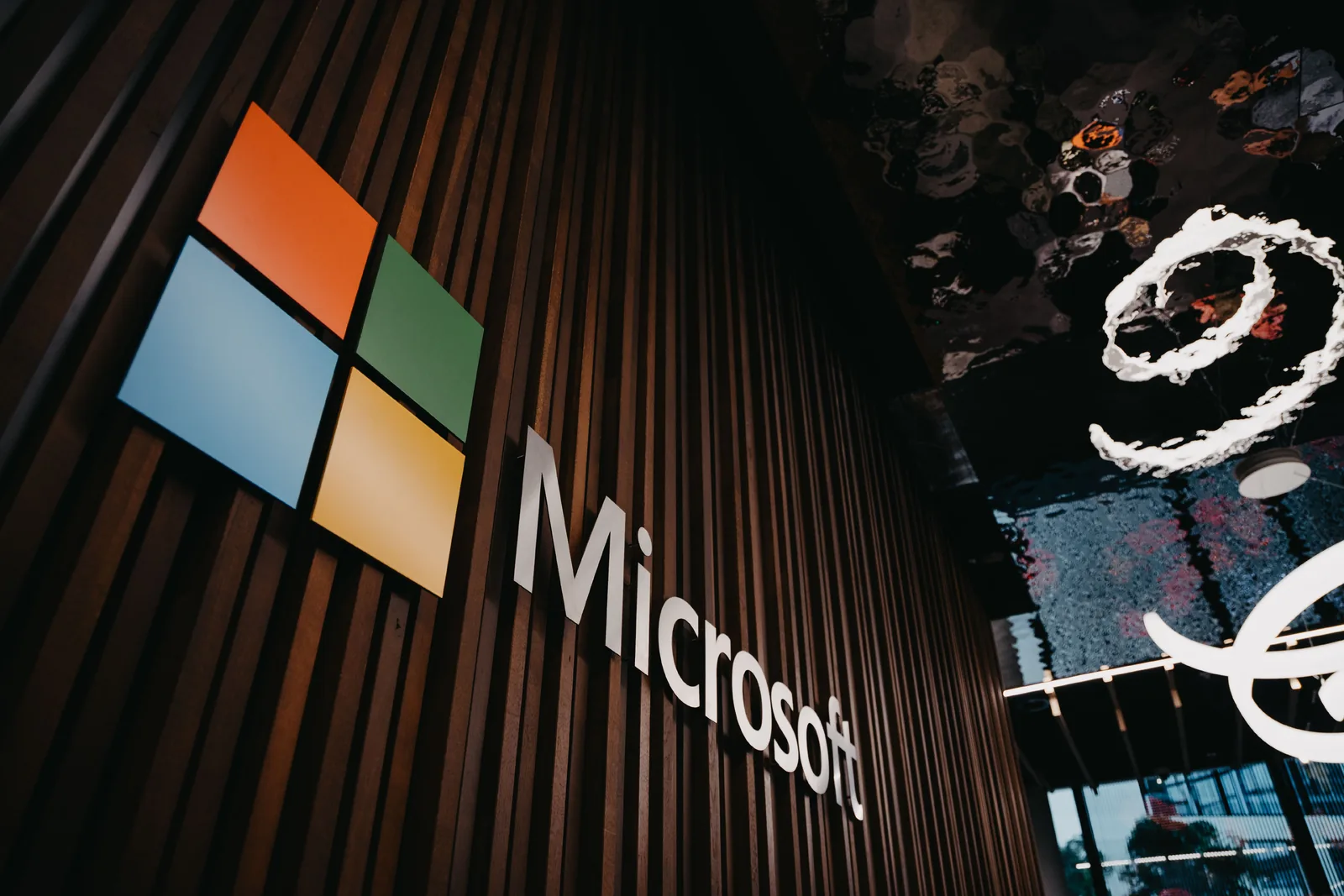 Microsoft представила первую модель для кибербезопасности и агентную платформу