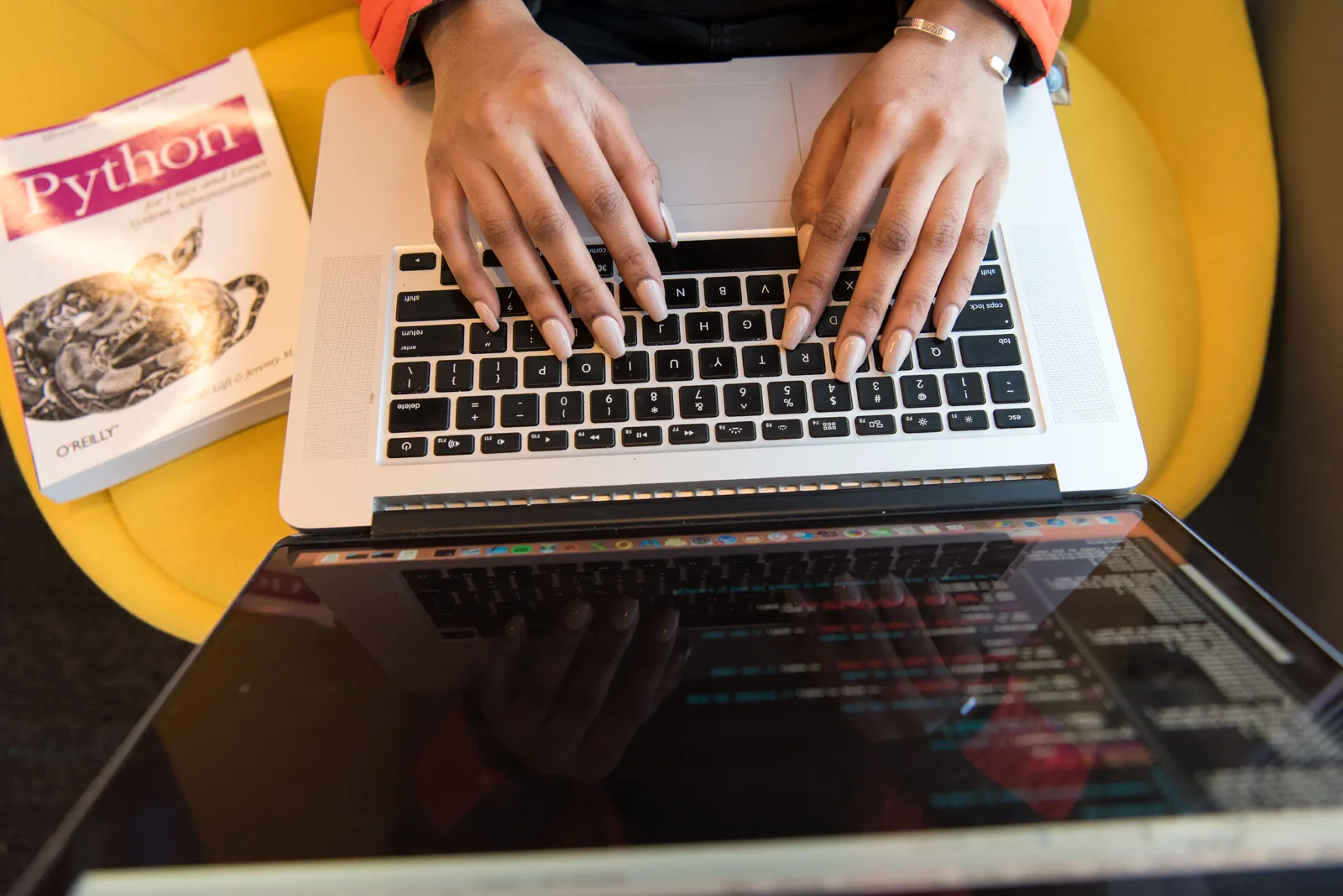 Python, JavaScript, AI: IT-ді нөлден үйренуге болатын тегін курстар